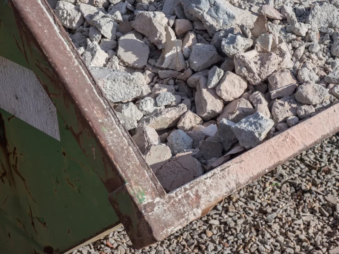 Recykling gruzu budowlanego: Jak uniknąć problemów z odpadami?
