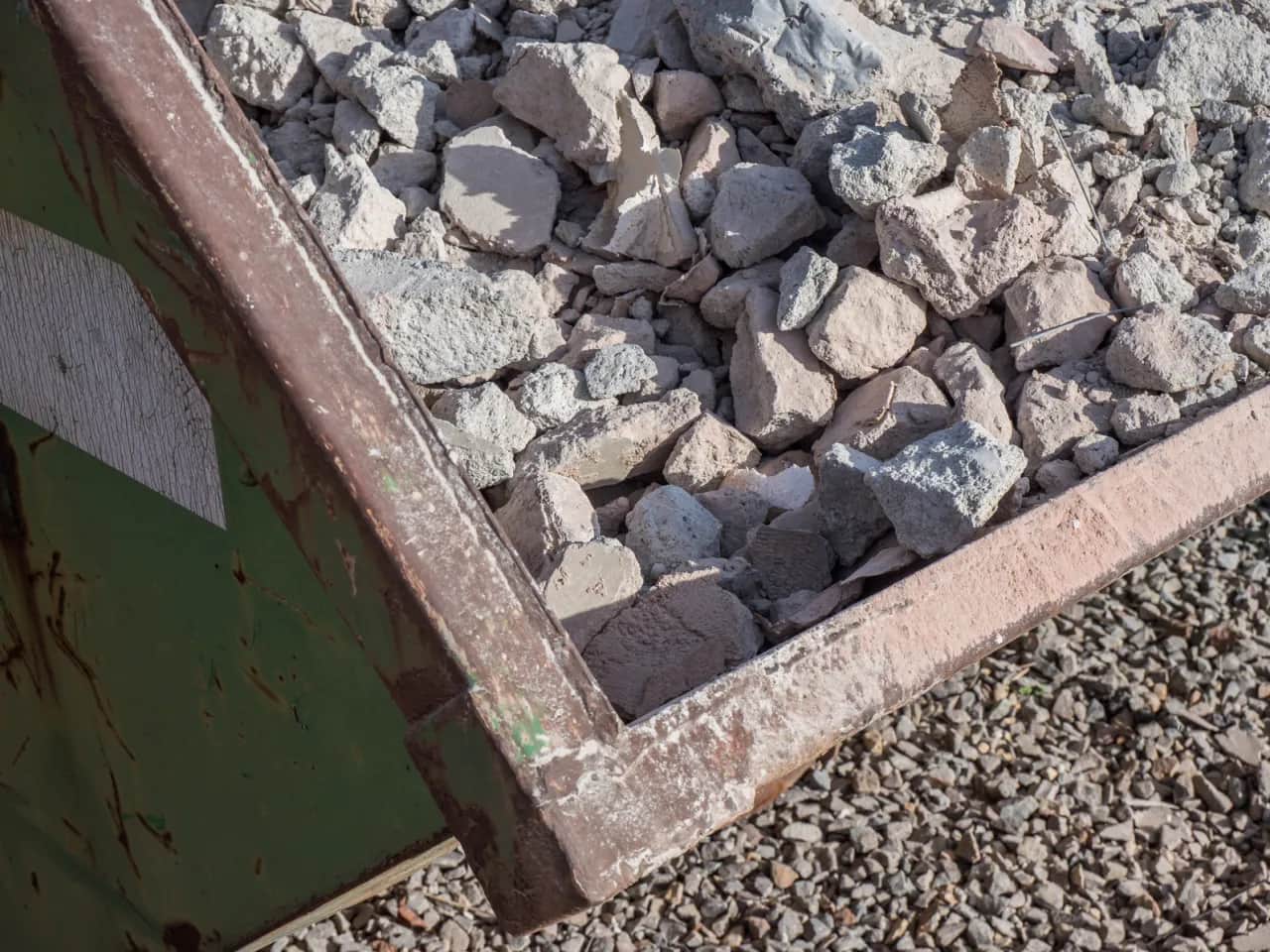 Recykling gruzu budowlanego: Jak uniknąć problemów z odpadami?