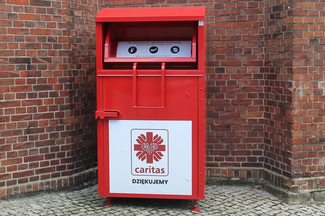 Aktualna mapa kontenerów Caritas: sprawdź gdzie oddać rzeczy potrzebującym