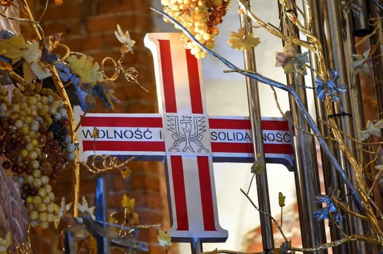 Krzyż Pamięci Ofiar Stanu Wojennego: Symbol Walki o Wolność