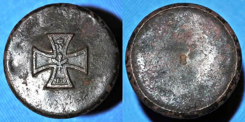 Guzik z krzyżem: Fascynująca historia symbolu odwagi i tradycji